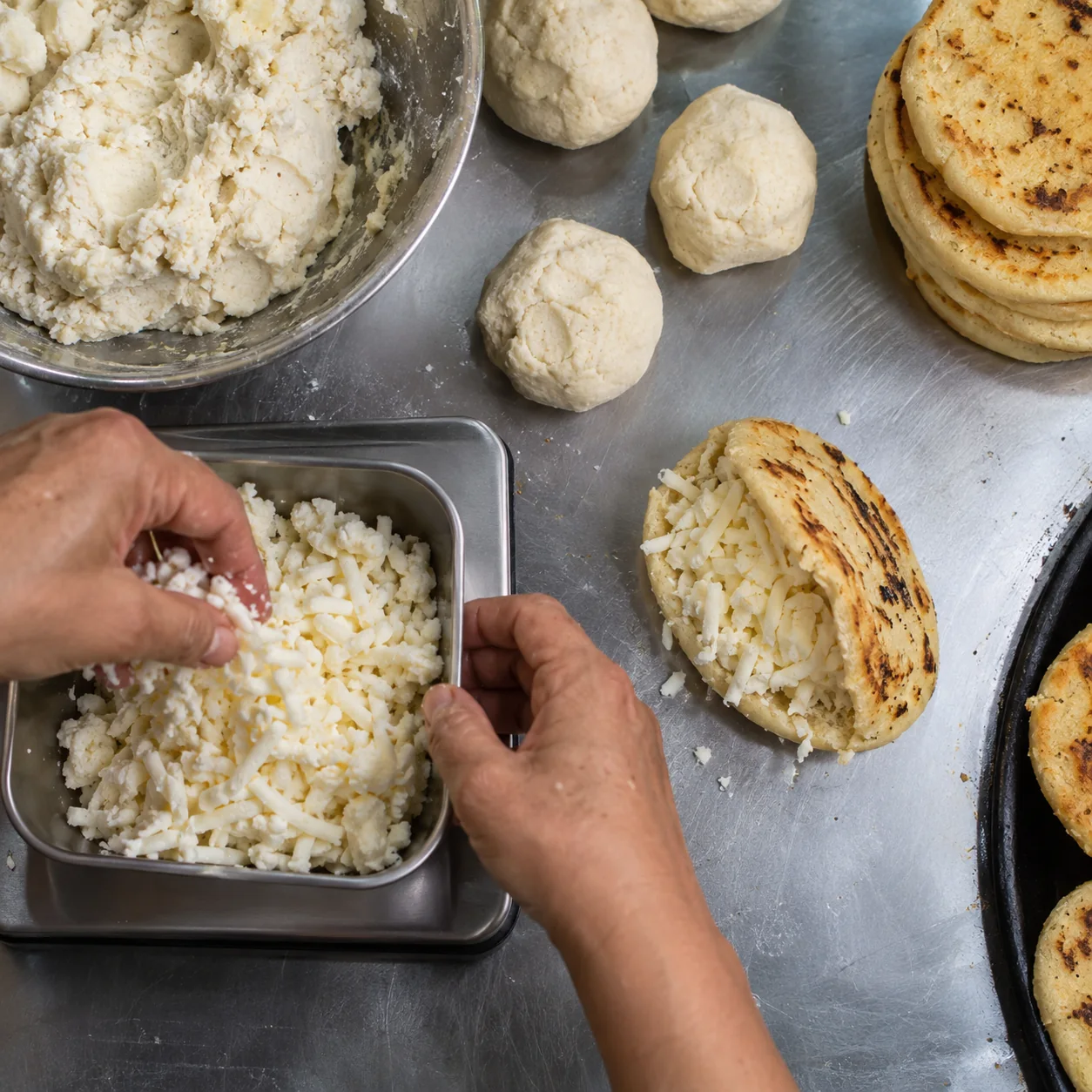 Pesar el relleno permite calcular su proporción en la receta.