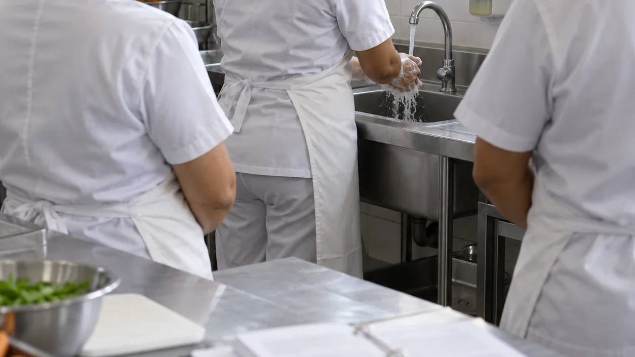 Cómo organizar la capacitación de manipuladores de alimentos
